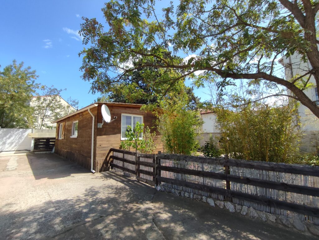 Chalet Beziers cour proche