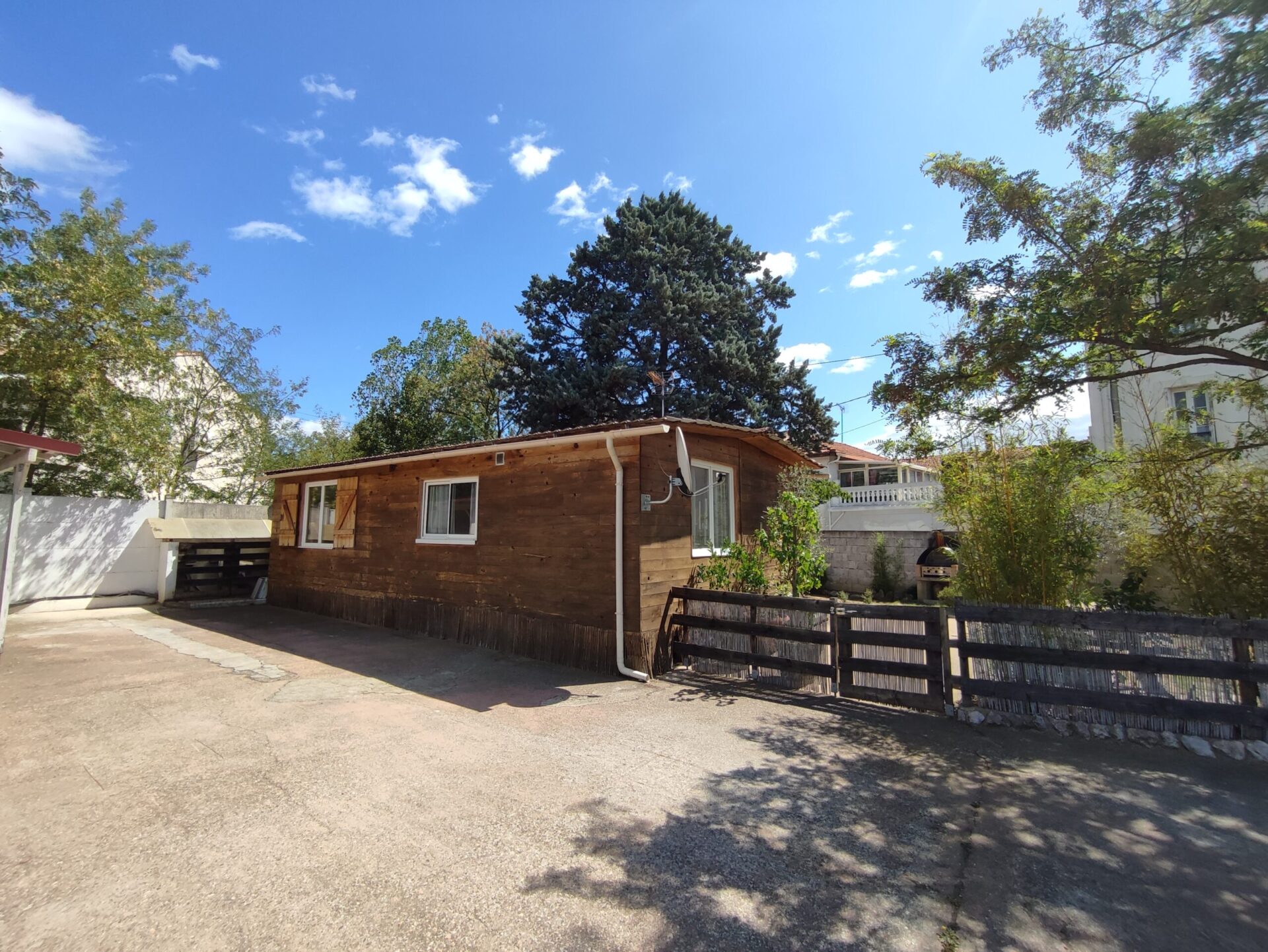 Chalet Beziers middle cour