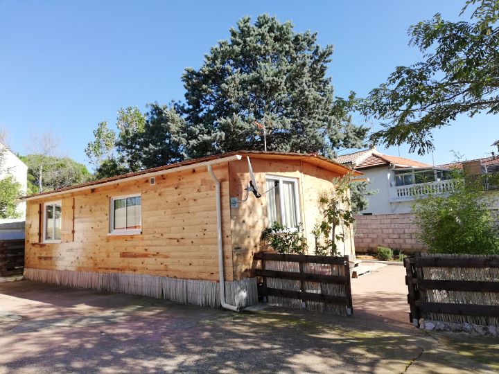 Chalet Beziers cour bright